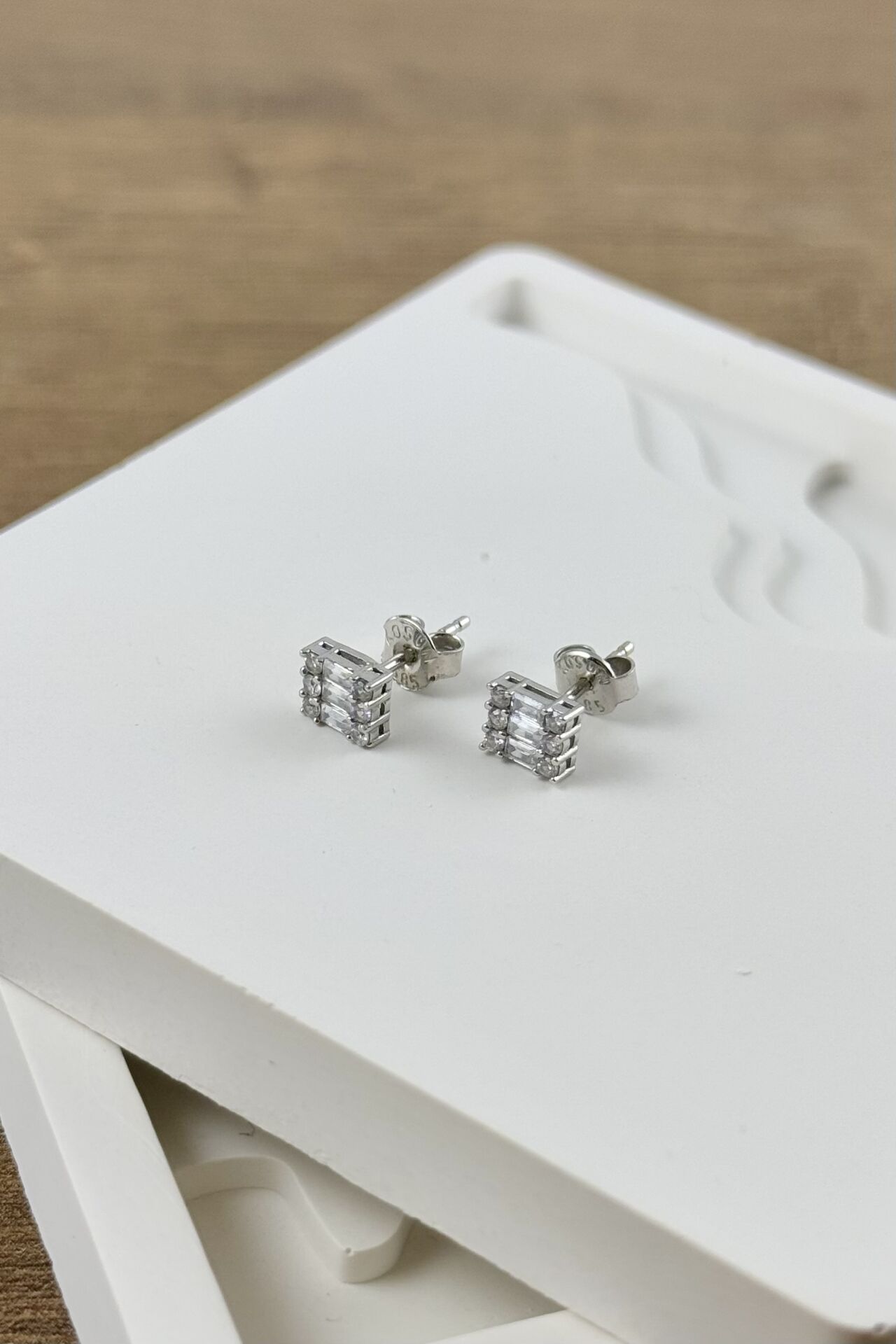 14 Ayar Altın Baget Taşlı Küpe