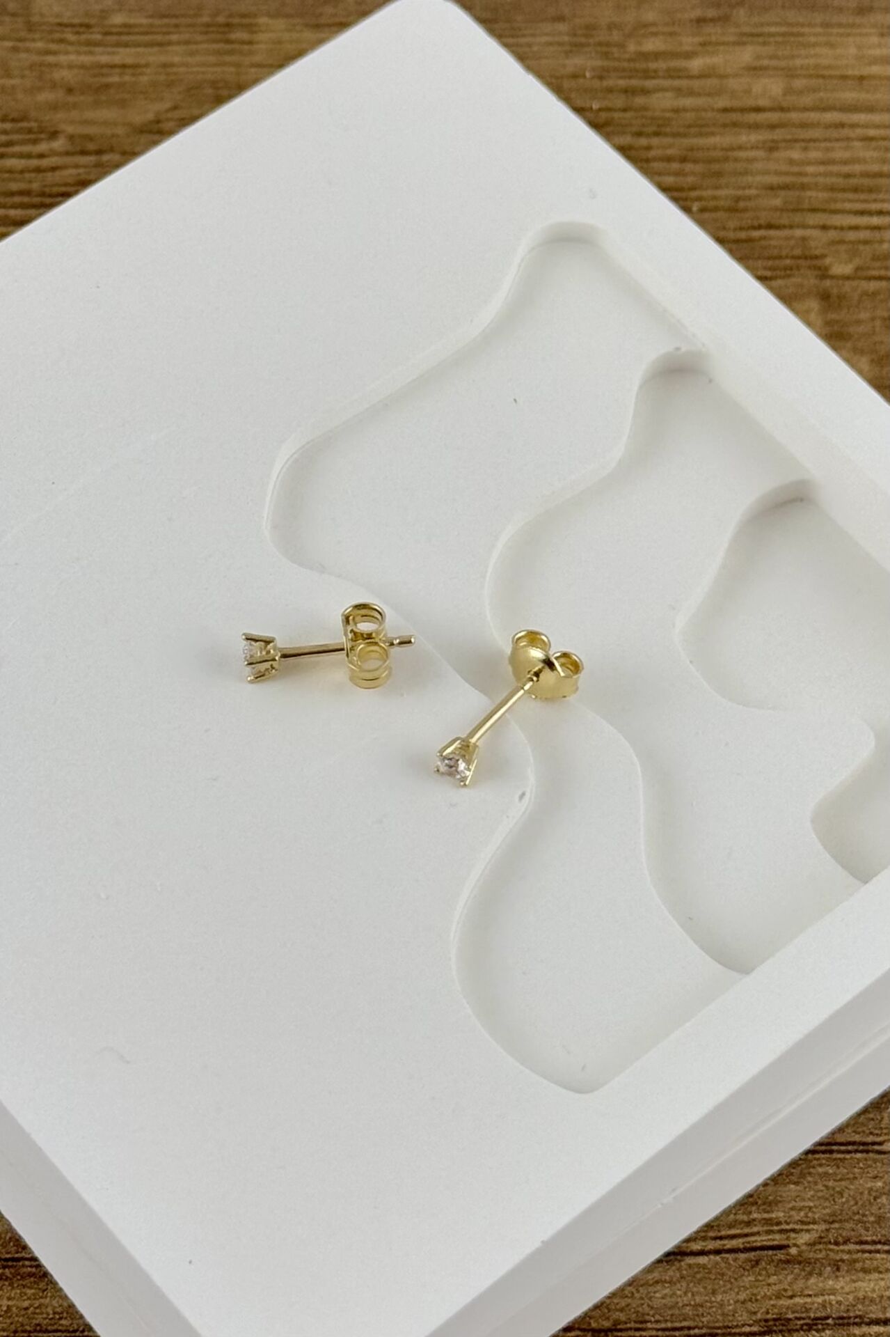 14 Ayar Altın Tektaş Küpe