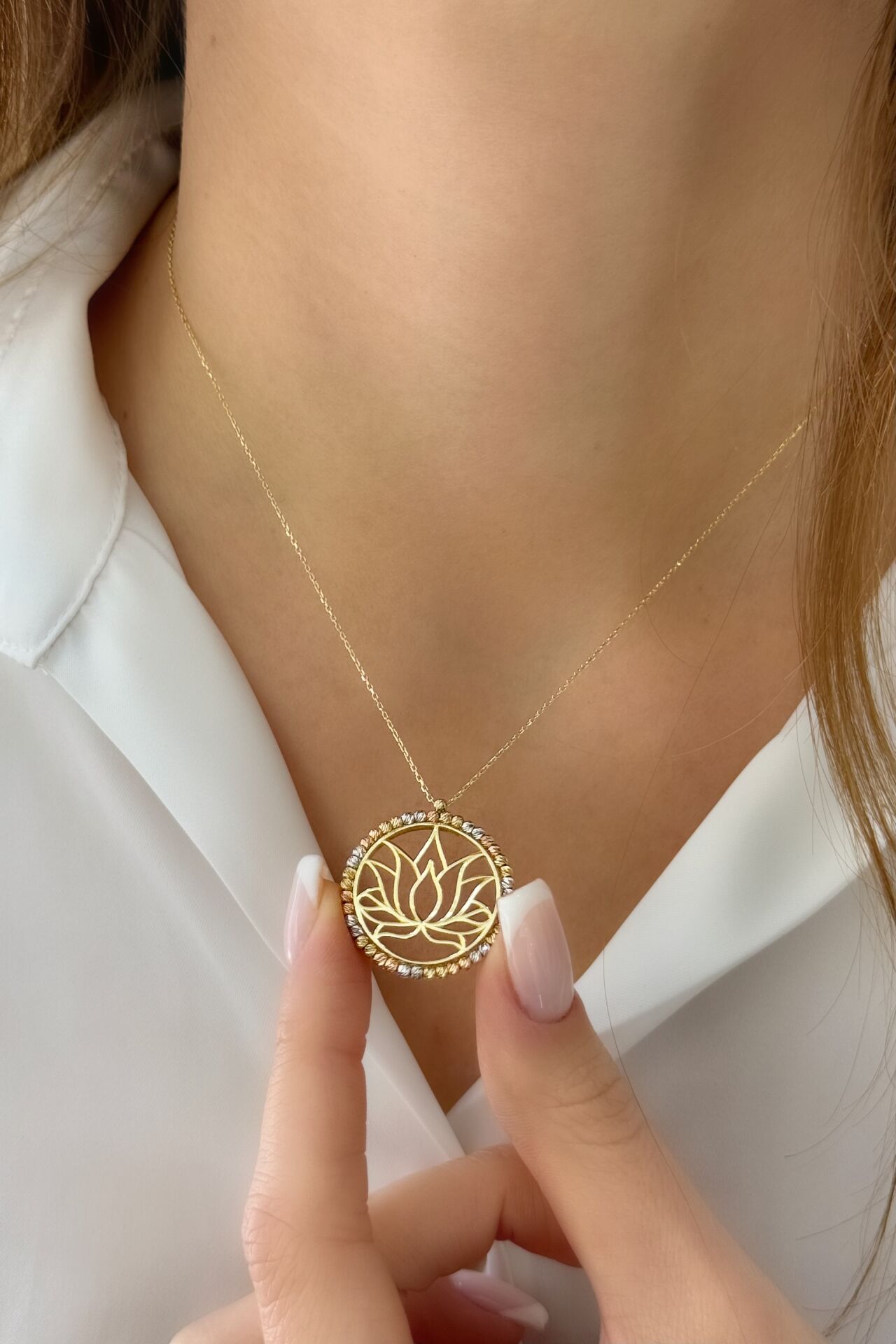 Dorikalı Lotus Çiçeği Altın Kolye