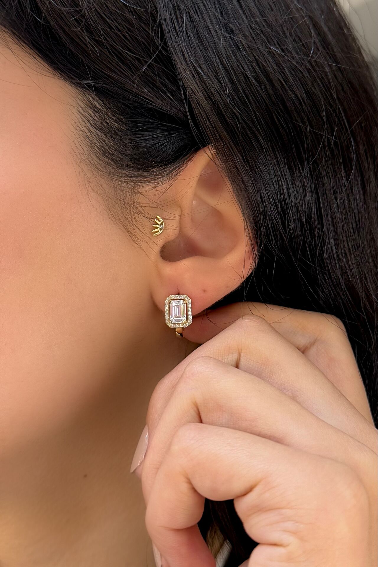 14 Ayar Altın Baget Taşlı Küpe